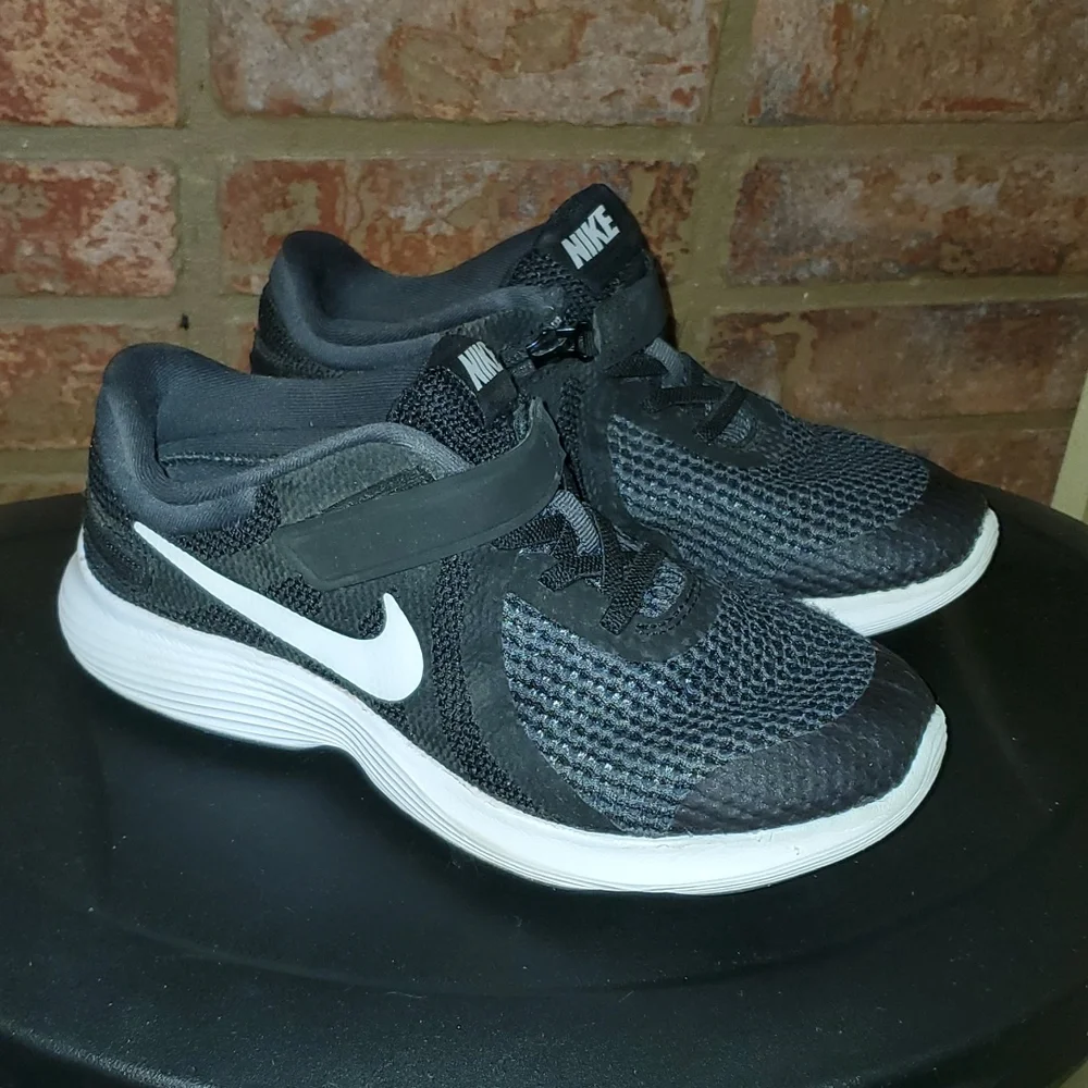Nike Revolution Kids Running Shoes Size  4